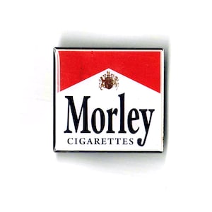 Puede incluir: Un paquete de cigarrillos blanco y rojo con el texto "Morley Cigarettes" y un escudo dorado.