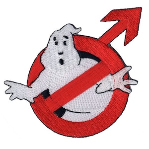 Puede incluir: Parche bordado rojo y blanco con un fantasma en una señal de prohibido el paso. El fantasma es blanco con ojos negros y boca. La señal tiene una línea diagonal roja que la atraviesa y una flecha roja apuntando hacia arriba.