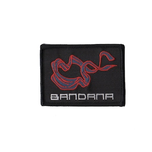 K&ouml;nnte beinhalten: Schwarzer gestickter Patch mit einem roten und blauen Bandana-Design und dem Wort "BANDANA" in wei&szlig;er Schrift.