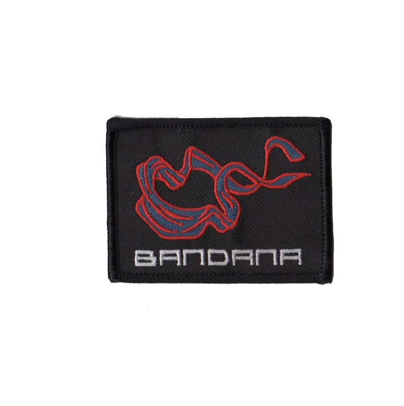 K&ouml;nnte beinhalten: Schwarzer gestickter Patch mit einem roten und blauen Bandana-Design und dem Wort "BANDANA" in wei&szlig;er Schrift.