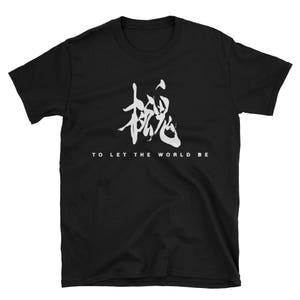 Puede incluir: Camiseta negra con caligrafía japonesa blanca y el texto "TO LET THE WORLD BE". La camiseta es de cuello redondo y manga corta.