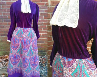 70er Jahre Gypsy Kleid Samtmieder mit Spitze Ascot und gesteppte Paisley Rock M