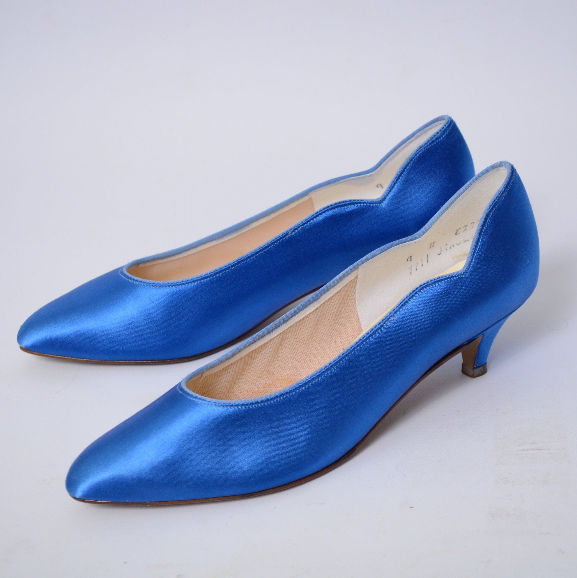 70s Royal Blue Satin kitten heel pumps size 9 | Etsy