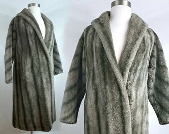 Au milieu du siècle fausse fourrure Long manteau d’hiver gris et rayures marron grande taille Swing Coat