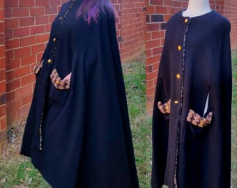 80s Chanel Cape zwart Tweed, gouden Logo knoppen, Calico Trim 42/grote
