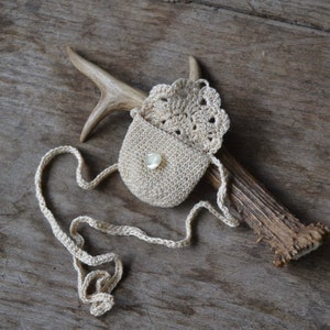 Collier pochette en cristal, collier pochette, collier pochette au crochet, talisman, pochette cristal au crochet, collier pochette médicament, pochette médicament