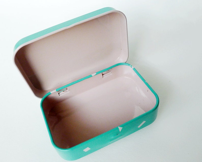 Party Favors Alien Box Hinged Lid Kira Kira Cute Aliens Stash Box Welcome to KiraKira Metal Tin Box Water Color Case