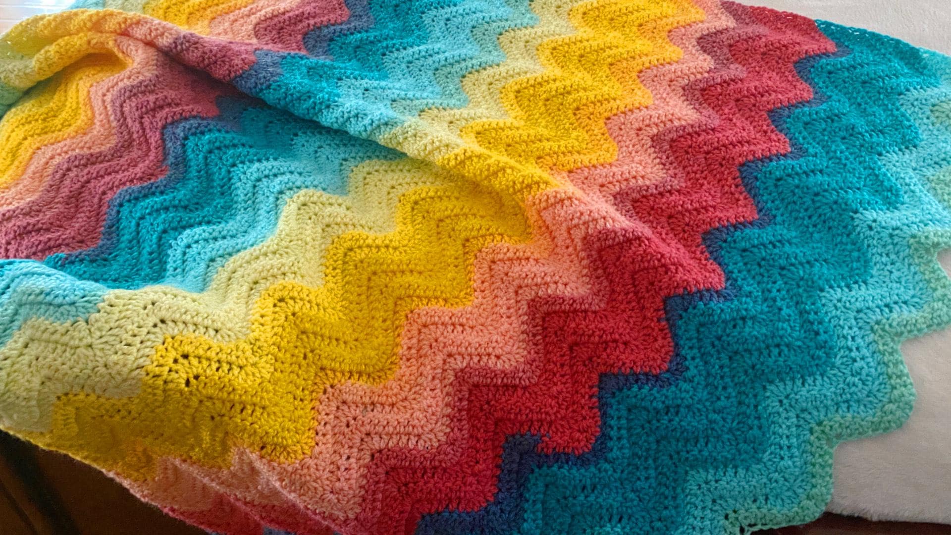 39 Crochet Borders with Lace, Scallops, Frames, and Table Runners 36 Crochet No Border Chevron baby Blanket