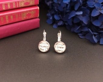 Boucles d'oreilles Nancy Drew ~ Carolyn Keene ~