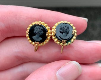 VINTAGE Black Cameo Gold Tone Screw-back Earrings - VINTAGE - Classic Beauty - Vintage Jewellery - FREE Shipping