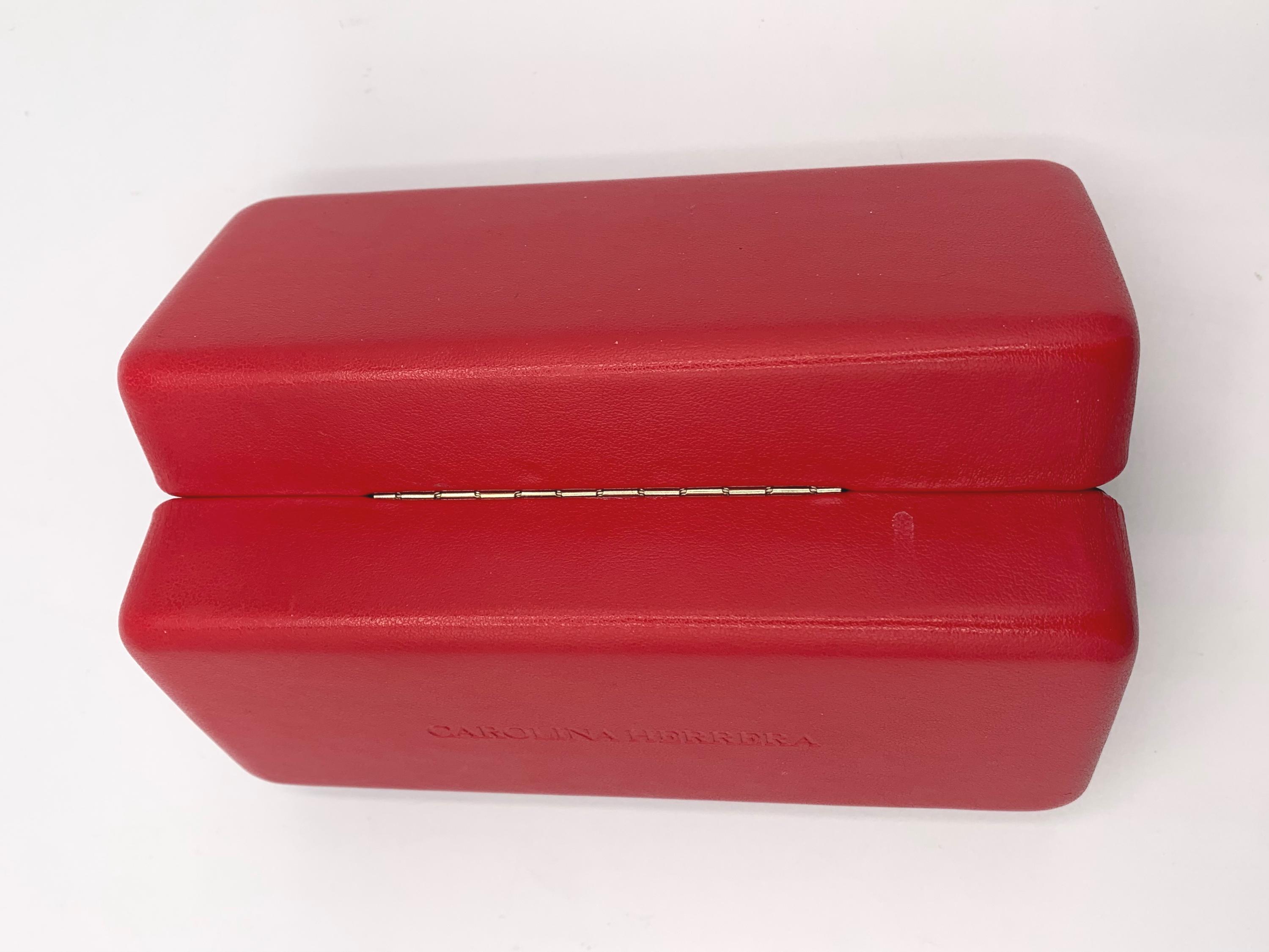 Carolina Herrera Red Hard Glasses Case: Black Velvet  display picture 3