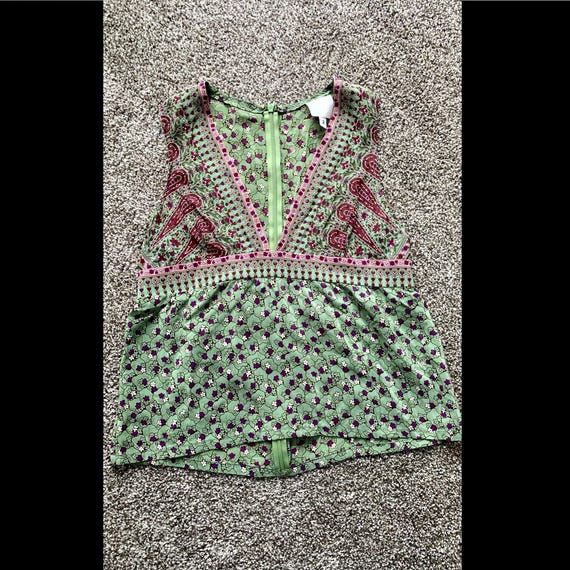 Anna Sui, Vintage ANNA SUI Green Cotton Top - Fun Dressy Sleeveless Shirt - Long Zipper - Size 2 - Excellent Condition - 4 Dollars Shipping