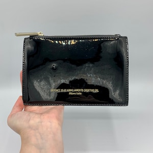 Pochette VERSACE en vinyle noir à fermeture éclair - 19-69 Abbigliamento Sportivo Srl - Petit DÉFAUT - Aspect cuir verni - Authentique - Livraison gratuite