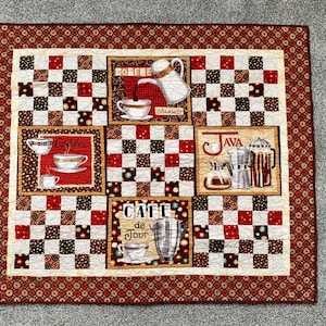 Peut inclure: Une tenture murale matelassée de couleur marron, blanche et rouge avec un motif à carreaux et quatre images encadrées de cafetières et de tasses à café. Les images comportent du texte qui se lit "Coffee", "Java", "Cafe de Jour" et "Sorbetto Classico".