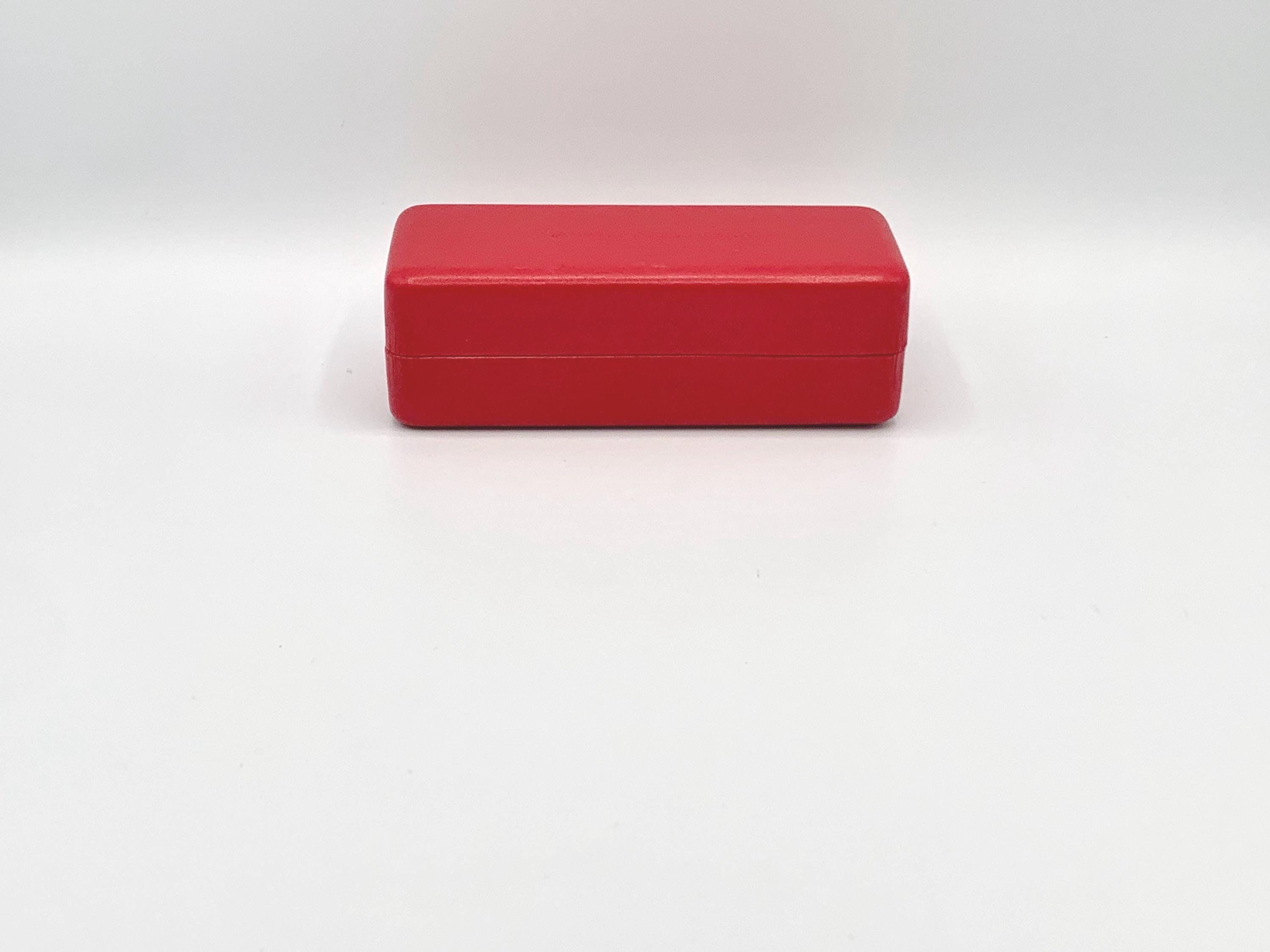 Carolina Herrera Red Hard Glasses Case: Black Velvet  display picture 1
