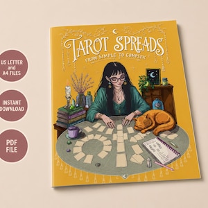 Könnte beinhalten: Ein gelbes Buchcover mit dem Titel Tarot Spreads From Simple to Complex, das eine Person mit dunklen Haaren und Brille zeigt, die an einem runden Tisch mit Tarotkarten, einer schlafenden orangefarbenen Katze, einer Kerze und Büchern sitzt.