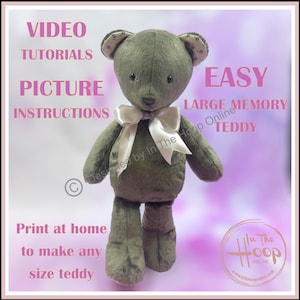 Puede incluir: Un oso de peluche verde con un lazo de satén blanco. El oso está de pie sobre un fondo rosa. El texto "VIDEO TUTORIALS PICTURE INSTRUCTIONS EASY LARGE MEMORY TEDDY" está escrito en letras rosas sobre el fondo. El texto "Print at home to make any size teddy" está escrito en letras rosas en la parte inferior de la imagen. El texto "Designed by In The Hoop Online" está escrito en letras blancas en el cuerpo del oso. El texto "In The Hoop Online" está escrito en letras blancas sobre un círculo blanco con un borde negro en la parte inferior derecha de la imagen.