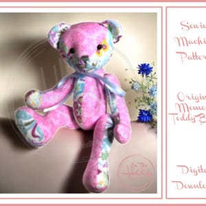 Könnte beinhalten: Ein rosa Teddybär mit gemusterten Akzenten auf Ohren, Pfoten und Beinen sowie einem hellblauen Band um den Hals. Der Bär sitzt mit ausgestreckten Beinen. Der Text auf der rechten Seite lautet "Sewing Machine Pattern", "Original Memory Teddy Bear" und "Digital Download".