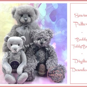 Puede incluir: Un patrón de costura digital para un oso de peluche Buddy. El patrón incluye instrucciones para hacer un oso de peluche gris con una corona y las palabras "The Queen's" en su pecho.