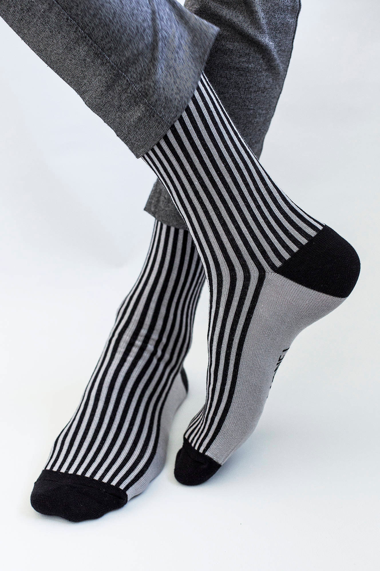 Chaussettes chaudes laine rayée extra fines noir et gris homme