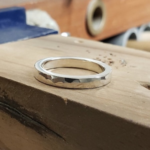 薄型ハンマー加工のスターリングシルバー製結婚指輪 - ハンマー加工リング、スターリングシルバー製ハンマー加工リング、ハンマー加工結婚指輪、シルバー製ハンマー加工バンド