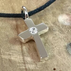 ダイヤモンドクロスペンダントネックレス：925スターリングシルバー
