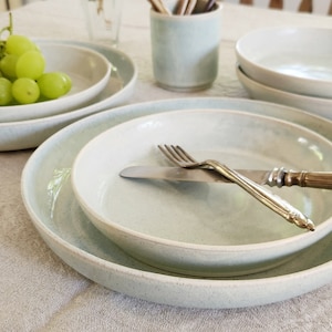 Juego de vajilla de cerámica hecha a mano, platos de cerámica, platos para ensalada y cena, plato de cerámica de borde alto gris/blanco, regalo especial de boda