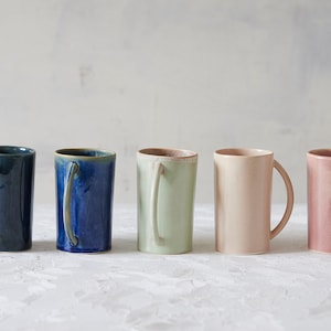 Juego de dos tazas de cerámica altas y estrechas con asa, tazas de té rectas y un diseño rústico moderno.