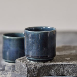 Set von 2 handgemachten Zylinderform Tassen, ZWEI rustikale gerade elegante Teetassen, Teetassen im chinesischen Stil, Kaffeeliebhaber Geschenk, Steingraue Becher Dark Blue