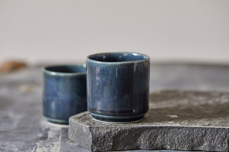 Set von 2 handgemachten Zylinderform Tassen, ZWEI rustikale gerade elegante Teetassen, Teetassen im chinesischen Stil, Kaffeeliebhaber Geschenk, Steingraue Becher Dark Blue