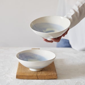Conjunto de DUAS tigelas de sopa de cerâmica branca e turquesa clara, tigela de servir feita à mão, conjunto de tigelas de cereais rasas, tigela de cerâmica, tigelas de louça