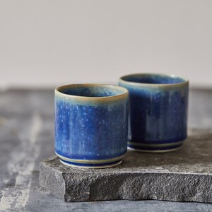 Set von 2 handgemachten Zylinderform Tassen, ZWEI rustikale gerade elegante Teetassen, Teetassen im chinesischen Stil, Kaffeeliebhaber Geschenk, Steingraue Becher Ocean Blue