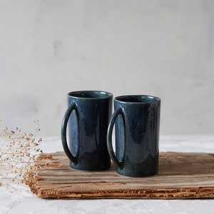 Ensemble de tasses à café en céramique blanche de 2, ensemble de tasses à café en poterie faites à la main, tasses à thé minimalistes élégantes, ensemble de tasses Americano, cadeau d'amoureux du café Dark Blue