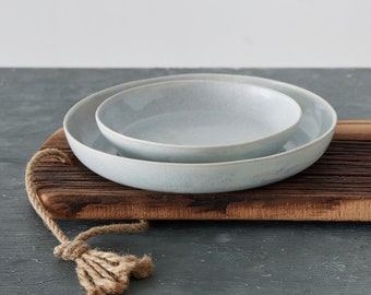 Service de vaisselle en céramique gris pierre, DEUX assiettes en céramique - Ensemble premier et plat principal, Grandes assiettes creuses faites main, Service de vaisselle en poterie