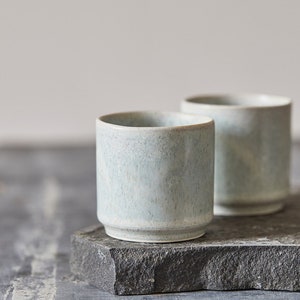 Set von 2 handgemachten Zylinderform Tassen, ZWEI rustikale gerade elegante Teetassen, Teetassen im chinesischen Stil, Kaffeeliebhaber Geschenk, Steingraue Becher Stone Gray