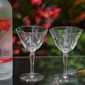 ZEIT FÜR EINEN COCKTAIL?  Fabelhafte Vintage Etched Cocktail ~ Martini-Gläser, 1950er Jahre, Cocktailparty-Gläser, Mixologen Craft Cocktailgläser