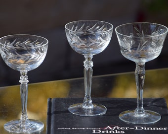 Vintage Etched Crystal Cordial Glasses - Set mit 4 Mismatched Likörgläsern