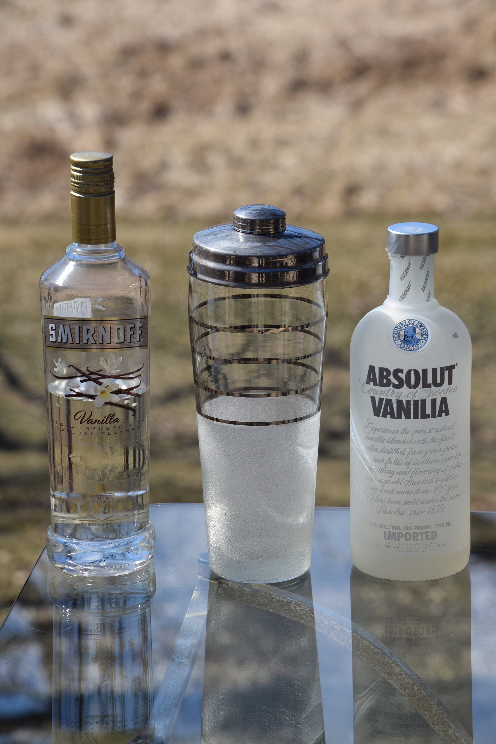 Vintage Cocktail Martini Shaker with 7 shot glasses Silver top with