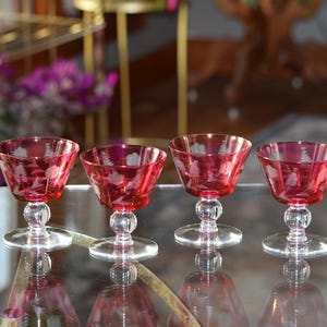 Vintage Rubinrot geätzte Cocktailgläser - 1950er Jahre Martini-Gläser
