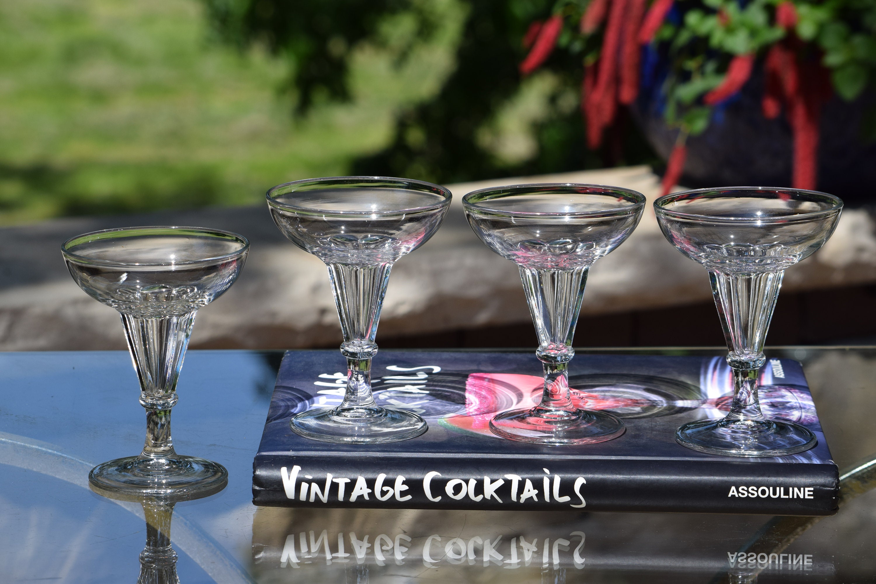 A History of Champagne Glasses (NOTCOT)