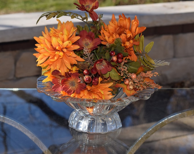 Vintage Flower Shaped Glass Centerpiece Bowl: Flared Ribbon Design, 1940s
