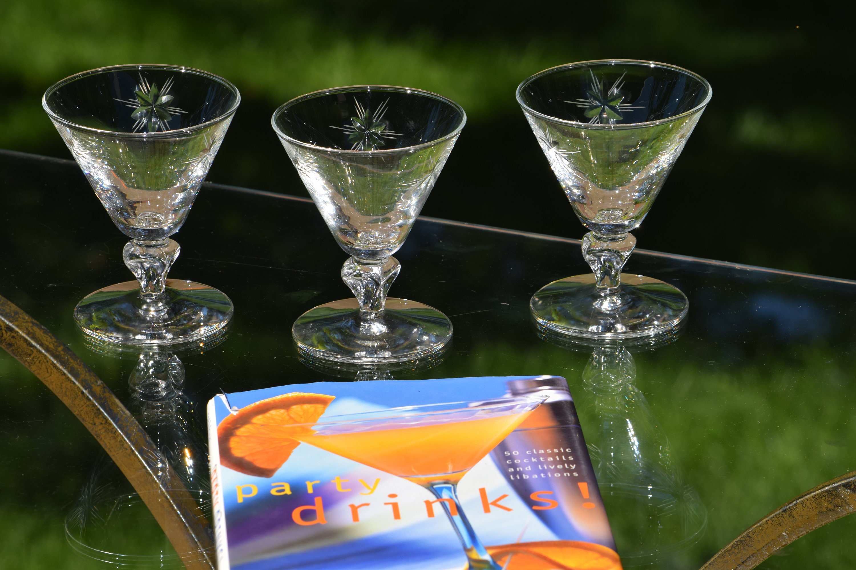 Set of 2 Olive Etched Martini Glasses With Starburst 10 Oz. 