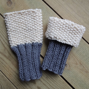 Puede incluir: Dos pares de polainas de punto. Un par es crema con un puño gris, el otro es completamente gris.