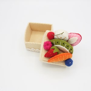 mini scatolina quadrata con frutti finti sul coperchio, scatolina portagioie