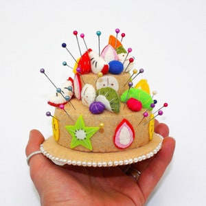puntaspilli per torta in feltro a due livelli