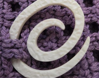 Broche para chal Swirl: Cierre en espiral de poliamida de Dill Buttons