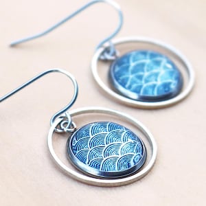 波模様のイヤリング / 日本の青海波のダングルイヤリング / ミニマリストブルードロップイヤリング / 幾何学模様のオーシャンアートジュエリー / ステンレススチール