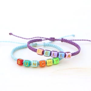 Benutzerdefinierte Name oder Wort Armband / individuelles Fußkettchen / Gold Regenbogen Buchstaben Perlen / wasserdicht und verstellbar / personalisierter Anfangsschmuck