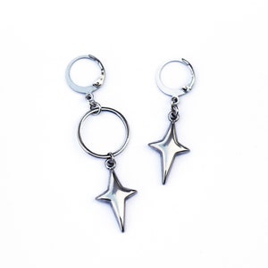 Silver Star Huggie Earrings / Stainless Steel Mismatched North Star Hoops / Asymmetrical Y2K Earrings / Grunge Alt Jewelry / 2000s Aesthetic