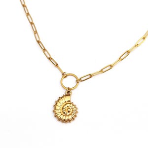 Gold Shell Necklace / Minimalist Mermaidcore Jewelry / Gold-Plated Stainless Steel Paperclip Chain / Ocean-Inspired Seashell Charm Choker